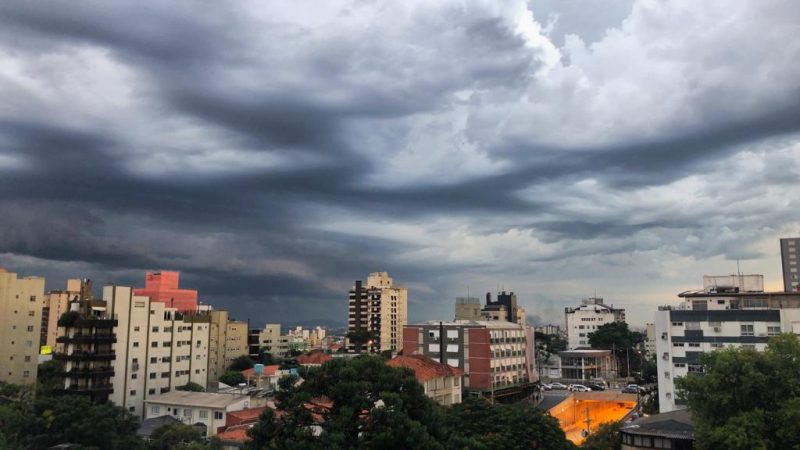 Atenção INMET emite alerta para fortes tempestades em Porto Alegre e